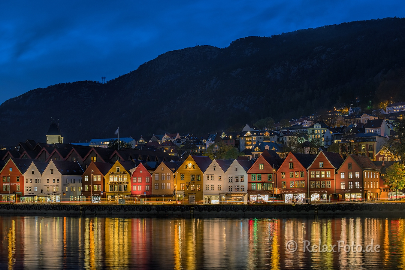 Bergen-Blaue-Stunde-Nachtaufnahme-Stadtkern-Spiegelung-historischer-Weltkulturerbe-Unesco-Holzhaeuser-Architektur-Bryggen-Haeuser-Norwegen-Sony A7RII-DSC00676