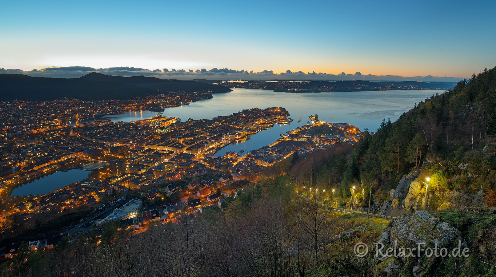 Bergen-Floyen-Floybanen-Seilbahn-Aussichtspunkt-Panorama-historischer-Stadtkern-Blaue-Stunde-Nachtaufnahme-Beleuchtung-Norwegen-Sony A7RII-DSC00832_0002