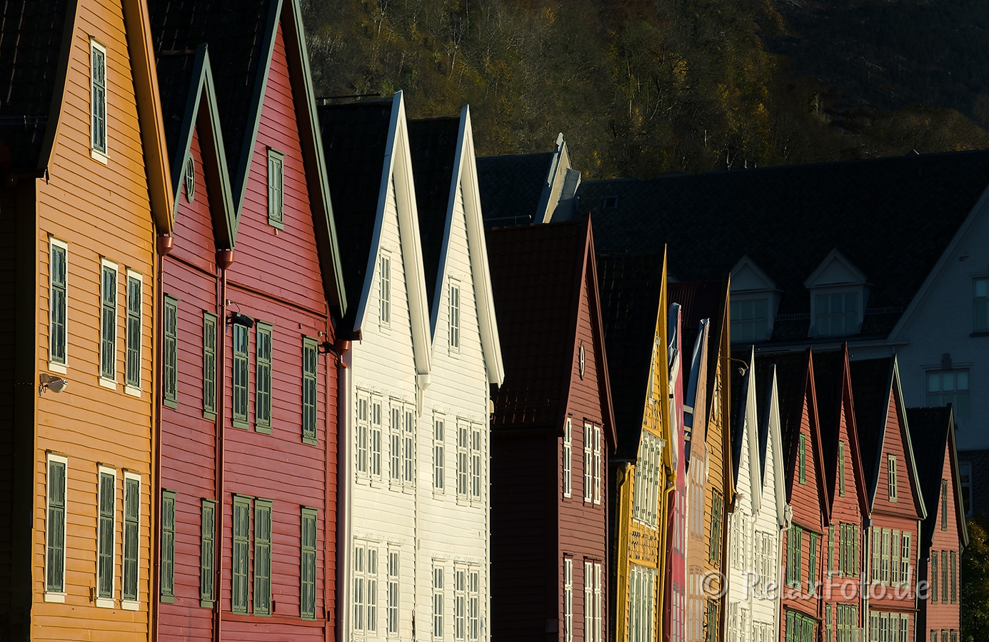 Bergen-Stadtkern-historischer-Weltkulturerbe-Sonnenlicht-Unesco-Holzhaeuser-Architektur-Bryggen-Haeuser-Norwegen-Sony A7RII-DSC00813