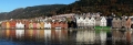 Bergen-Stadtkern-historischer-Weltkulturerbe-Unesco-Holzhaeuser-Architektur-Spiegelung-Panorama-Bryggen-Haeuser-Norwegen-Sony A7RII-DSC00780