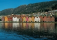 Bergen-Stadtkern-historischer-Weltkulturerbe-Unesco-Spiegelung-Holzhaeuser-Architektur-Bryggen-Haeuser-Norwegen-Sony A7RII-DSC00773