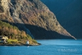 Herbst-Faerbung-Fjord-Leuchtturm-Bergen-Sonnenlicht-Norwegen-B_NIK_1082_0008