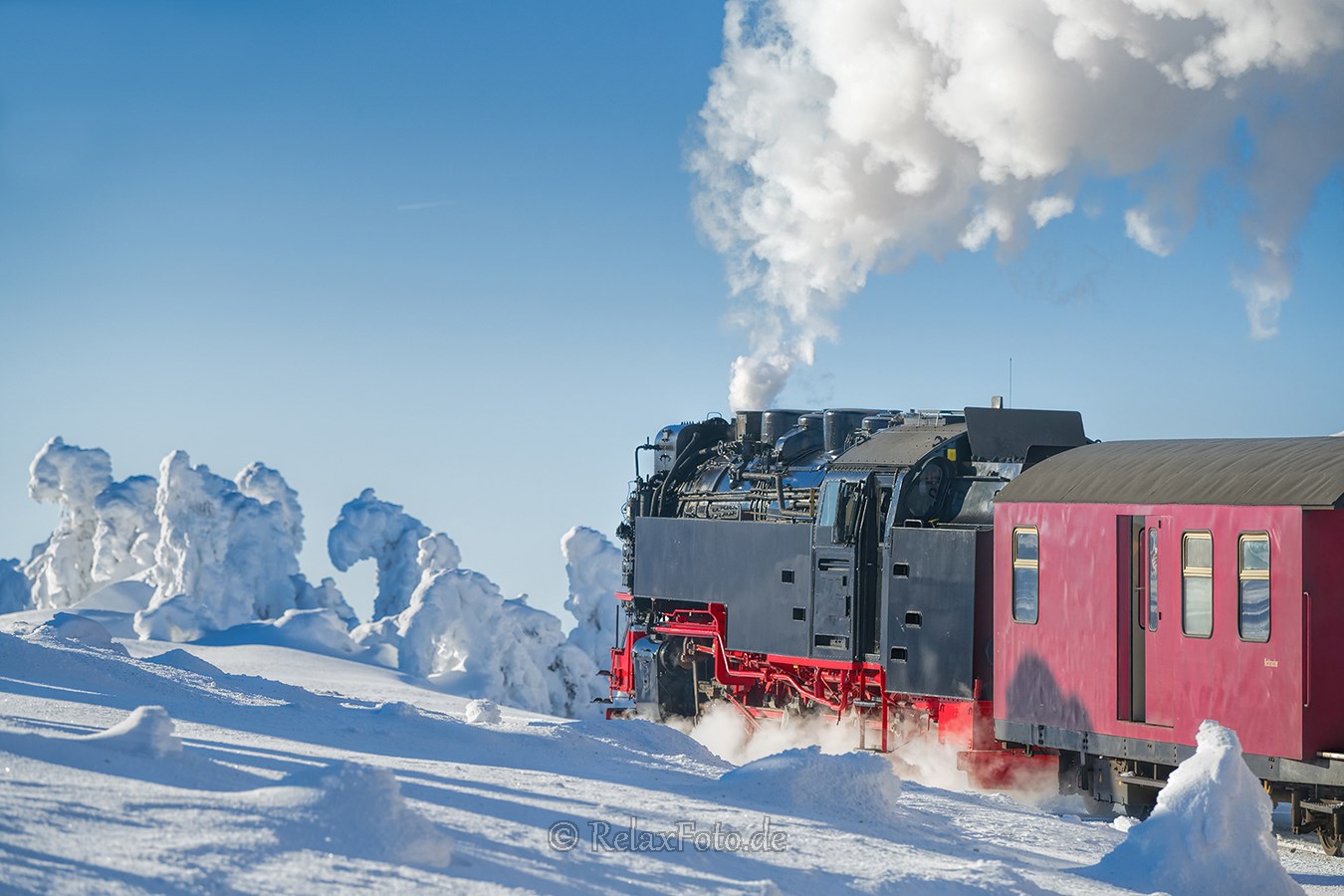 schmalspurbahn-dampflok-harz-brocken-winter-schnee-sonne-baum-gestalten-C_NIK_3441