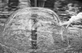 wasser-brunnen-entdeckung-erfahrung-kinderhand-f_o1i6977