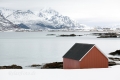 fjord-holz-land-haus-norwegen-lofoten-winter-schnee-landschaft-i_mg_6887
