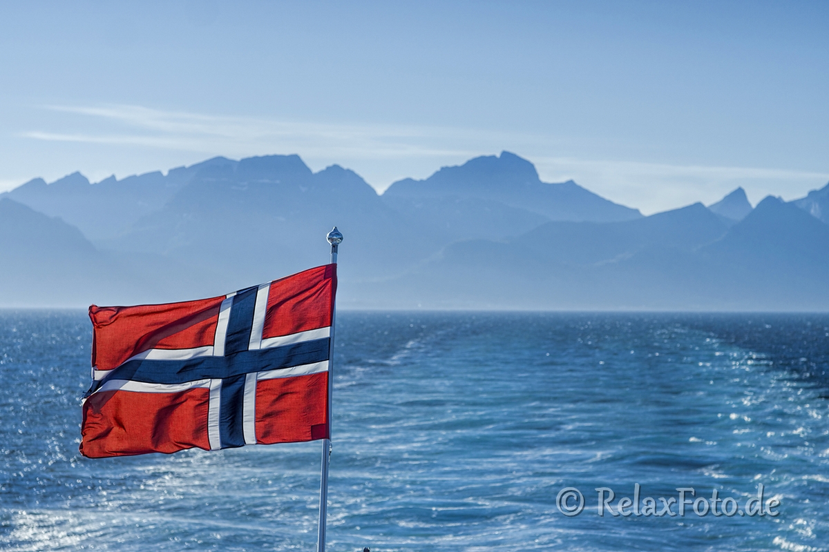 Lofoten-Landschaften-Landschaftsbilder-Landschaftsfotos-Bilder-Fotos-Flagge-Norwegische-Faehre-A-Sony_DSC1207.jpg