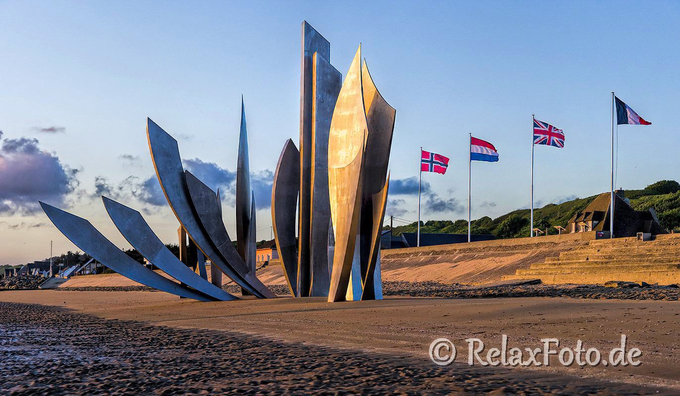 Mahnmal-Skulptur-Denkmal-Strand-Normandie-Morgenlicht-Morgenstimmung-Omaha-Beach-Frankreich-D-Day-Gedenkstaette-USA-US-Army-A_SAM4086