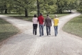 beruftswahl-entscheidung-alternative-bildungsweg-studentengruppe-park-scheideweg-b_mg_7727
