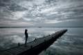 frau-natur-steg-blaue-stunde-daemmerung-see-entspannung-e_o1i6624