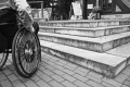 rollstuhlfahrer-natur-behinderung-hindernis-treppenstufen-g_o1i3475