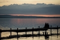 abendstimmung-steg-paar-partnerschaft-ausflug-see-abendstimmung-axo1i9285