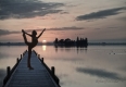 blumenwiese-frau-yoga-see-abendstimmung-sonnenuntergang-i_mg_2057a