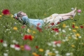 blumenwiese-mann-relaxen-entspannung-pause-ausruhen-ruhe-j_mg_1192