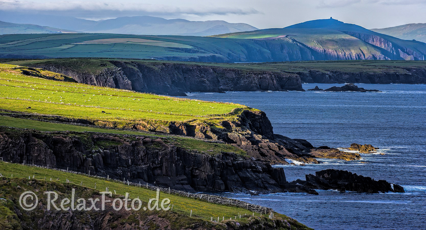 Landschaften-Felsen-Steilkueste-Wild-Atlantic-Way-Irland-Irische-Kueste-Westkueste-A_SAM5106